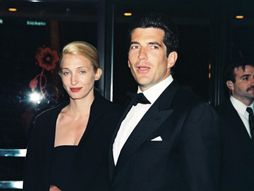 John Fitzgerald Kennedy, Jr and Carolyn Bessette, Džon Kenedi Mlađi i Kerolin Beset
