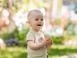 beba, sladoled, beba jede sladoled