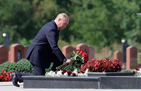 Vladimir Putin na kolenima Vladimir Putin na kolenima