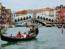 Venecija, gondola, zaljubljeni par, romantika, gondolijer, vožnja gondolom