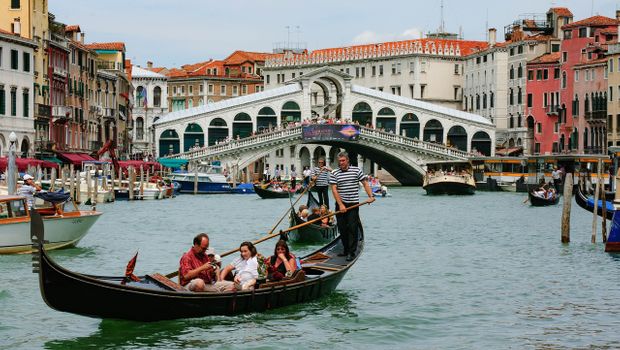 Venecija, gondola, zaljubljeni par, romantika, gondolijer, vožnja gondolom