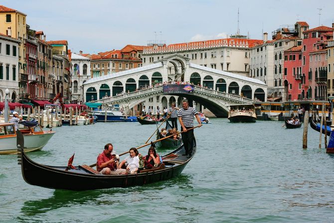 Venecija, gondola, zaljubljeni par, romantika, gondolijer, vožnja gondolom