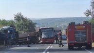 Jedna osoba mrtva, više njih životno ugroženo: 15 povređenih u stravičnom udesu kamiona i GSP autobusa