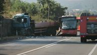 Prva slika s mesta teškog udesa autobusa i kamiona u Beogradu u kom ima mrtvih i povređenih