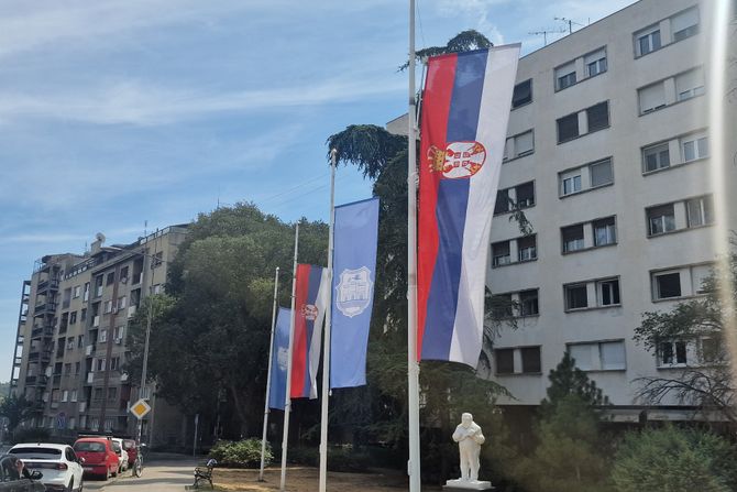 Zastave u Novom Sadu na pola koplja zbog tragedije na Salajci