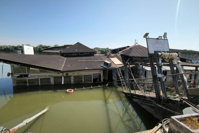 Potonuo splav CasaBianca u Zemunu