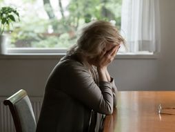 zabrinuta žena, žena, zabrinutost, briga, tuga, plač