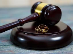 Aukcija, čekić, zlatno prstenje