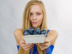 šljive, voće, devojka, činija, činija sa voćem, činija sa šljivama