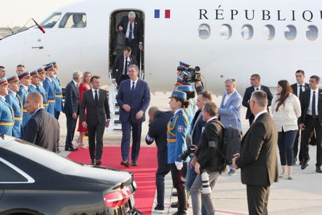 Srbija Francuska Aleksandar Vučić Emanuel Makron poseta doček aerodrom avion Srbija Francuska Aleksandar Vučić Emanuel Makron poseta doček aerodrom avion