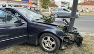 Udes "mercedesa": Udario u stub na kružnom toku u Čačku