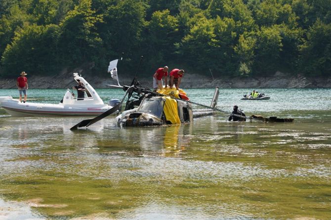 Izvučen helikopter iz Jablaničkog jezera