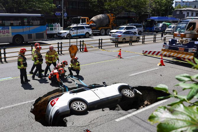 Rupa progutala auto u Seulu, Južna Koreja