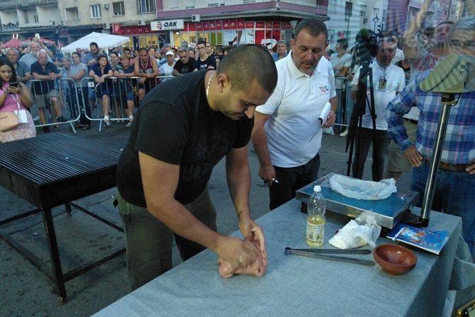 Goran Mitić iz ruke napravio rekordnu pljeskavicu tešku 5,6 kilograma