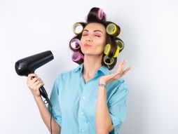 Žena se sprema za sastanak