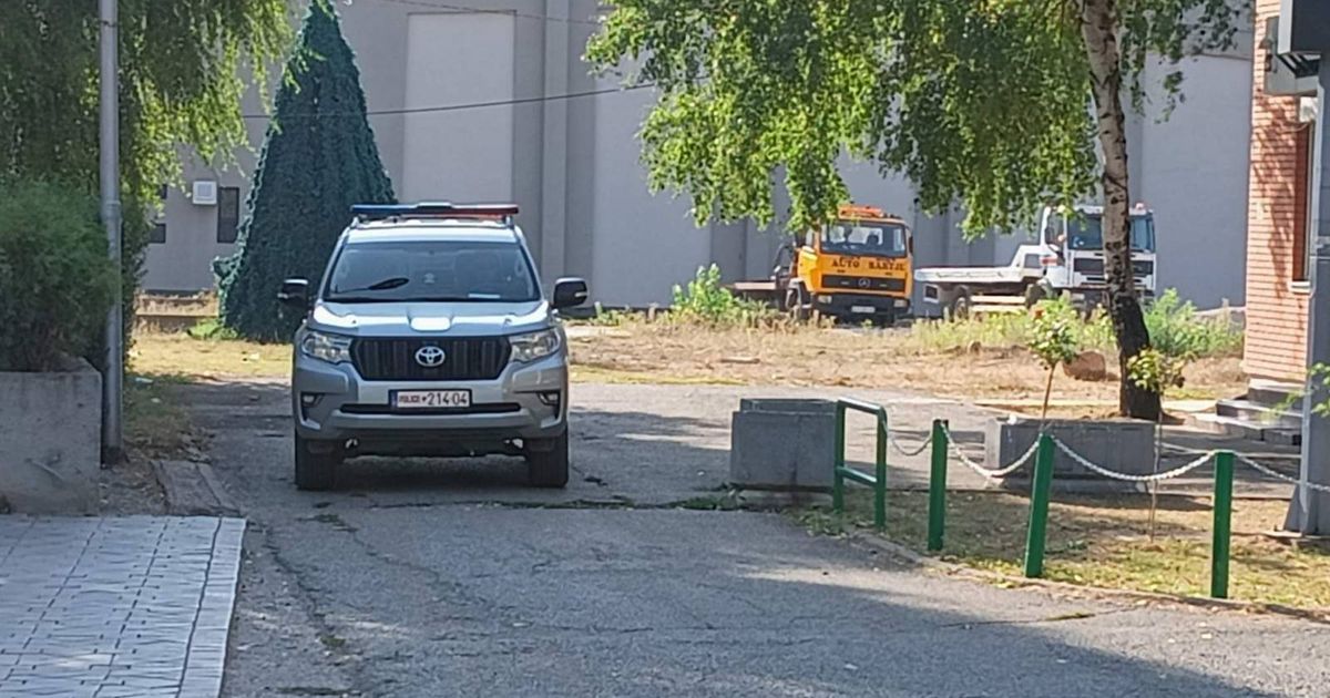 Zgrade srpskih institucija na KiM i dalje blokirane, pojačano prisustvo KFOR