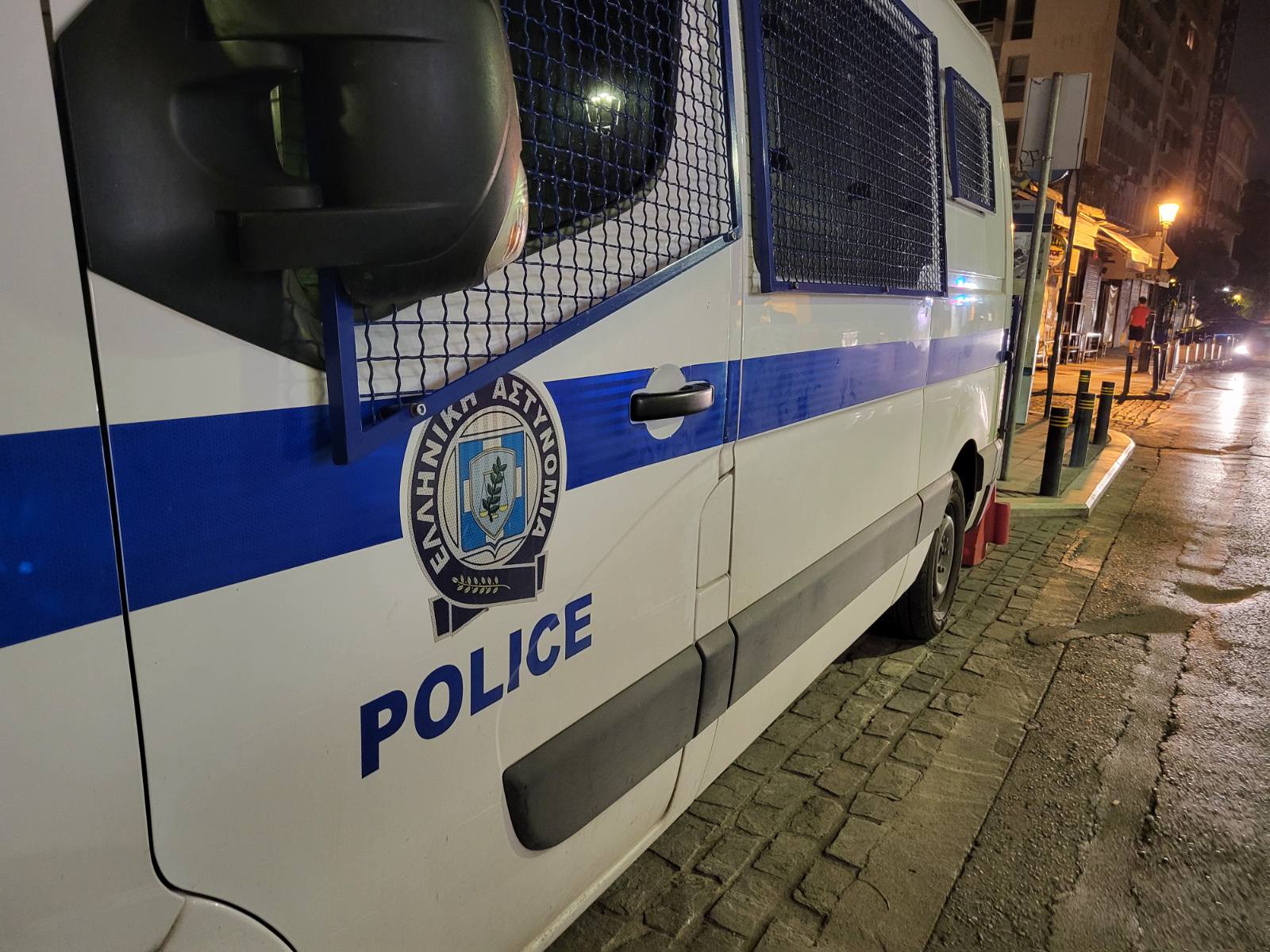 UŽAS U CENTRU ATINE Maloletnička banda brutalno pretukla devojku (20) i otela joj mobilni telefon