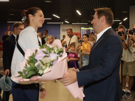 Angelina Topić aerodrom doček Angelina Topić aerodrom doček