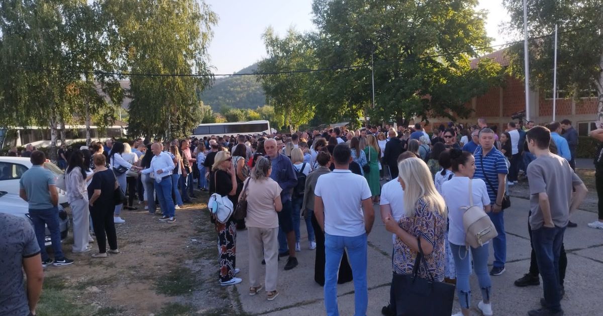 Građani se okupili ispred zgrade Opštine u Kosovskoj Mitrovici: Posle Kurtijevog nasilja, traže pravo da rade