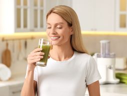 sok od celera, celer, devojka, napitak, jutro