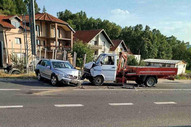 Udes, Bela zemlja