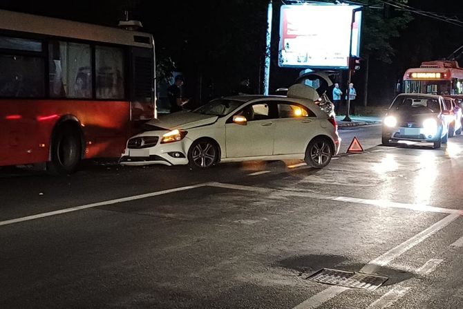 Saobraćajna nesreća udes sudar automobil autobus Banjica VMA