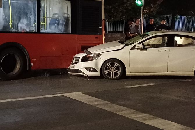 Saobraćajna nesreća udes sudar automobil autobus Banjica VMA