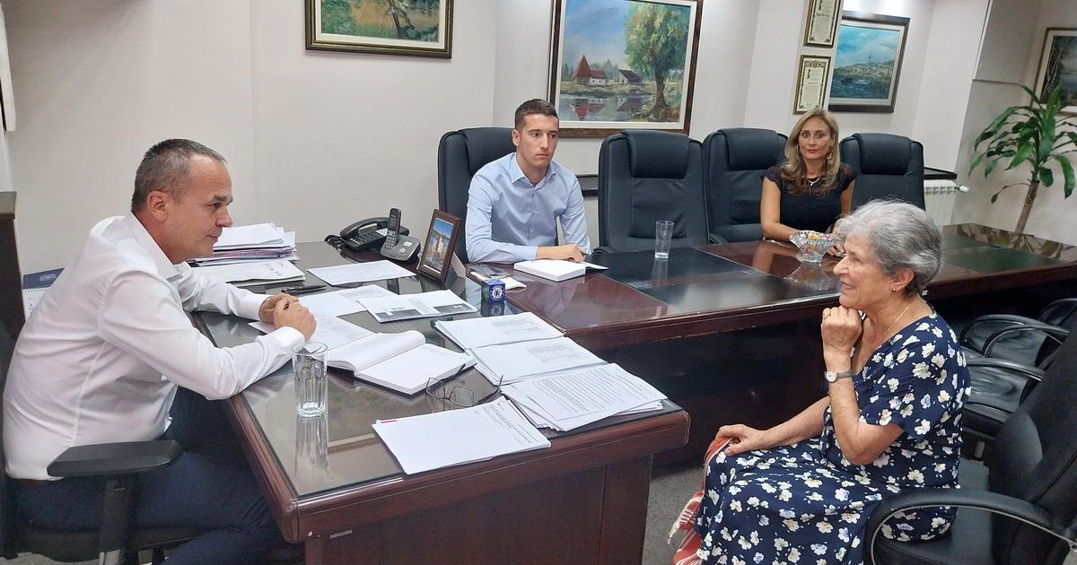 Želite li da razgovarate s predsednikom opštine Surčin? Pozovite ovaj ...