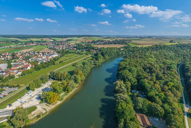 Nojburg na Dunavu Schlösslwiese in Neuburg an der Donau Bavaria