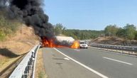 Buktinja na auto-putu: Saobraćajni incident kod Kruševca, vatrogasci pokušavaju da ugase ogroman plamen