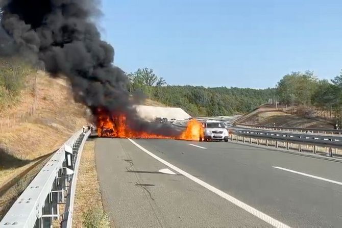 Zapalio se bmw na auto-putu Miloš Veliki