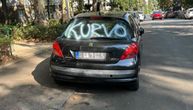 Jeziva mizogina poruka na automobilu u Beogradu: Kakav ološ je ovo mogao da uradi?