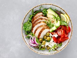 salata sa piletinom i fetom