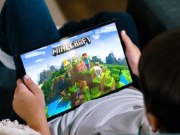 Dete , dečak, tablet, igra igrice Minecraft