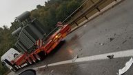 Automobil se sudario sa kamionom, pa zaustavio na zaštitnoj ogradi mosta: Za dlaku izbegnuta tragedija