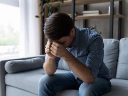Muškarac , depresija, plače , tužan