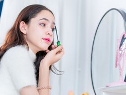 Tinejdžerska, devojčica  se šminka