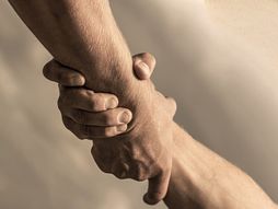 Dve muške ruke, pomoć