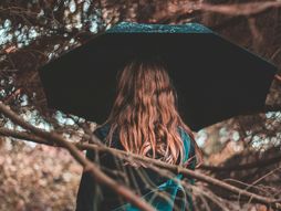 devojka, kišobran, kiša, horoskop, zodijak