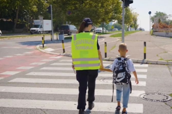 Saobraćajna policija, đak prvak, prelaženje ulice