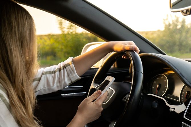 Devojka žena automobil vožnja mobilni telefon