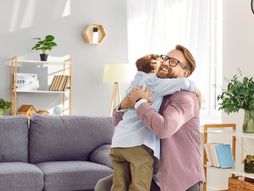 dete, roditelj, mentalno jako dete, zagrljaj