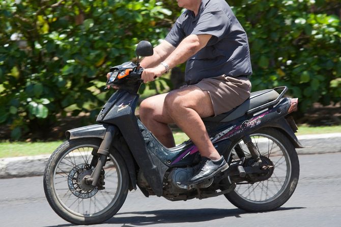 Stariji čovek vozi motor Stariji čovek vozi motor