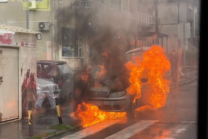 Auto se zapalio u Vodovodskoj