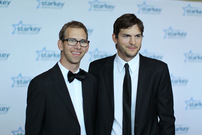 Majkl i Ešton Kučer, Michael Kutcher, Ashton Kutcher, brat blizanac Eštona Kučera Majkl i Ešton Kučer, Michael Kutcher, Ashton Kutcher, brat blizanac Eštona Kučera