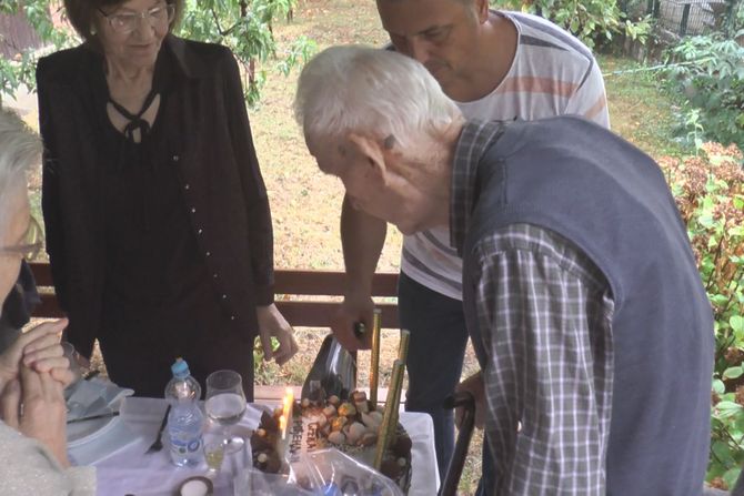 Deda Radiša oduvao svećice sa neverovatnim brojem 100