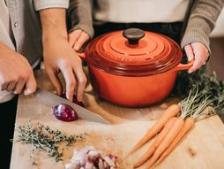 crni luk, ručak, spremanje ručka, seckanje crnog luka, kuhinja