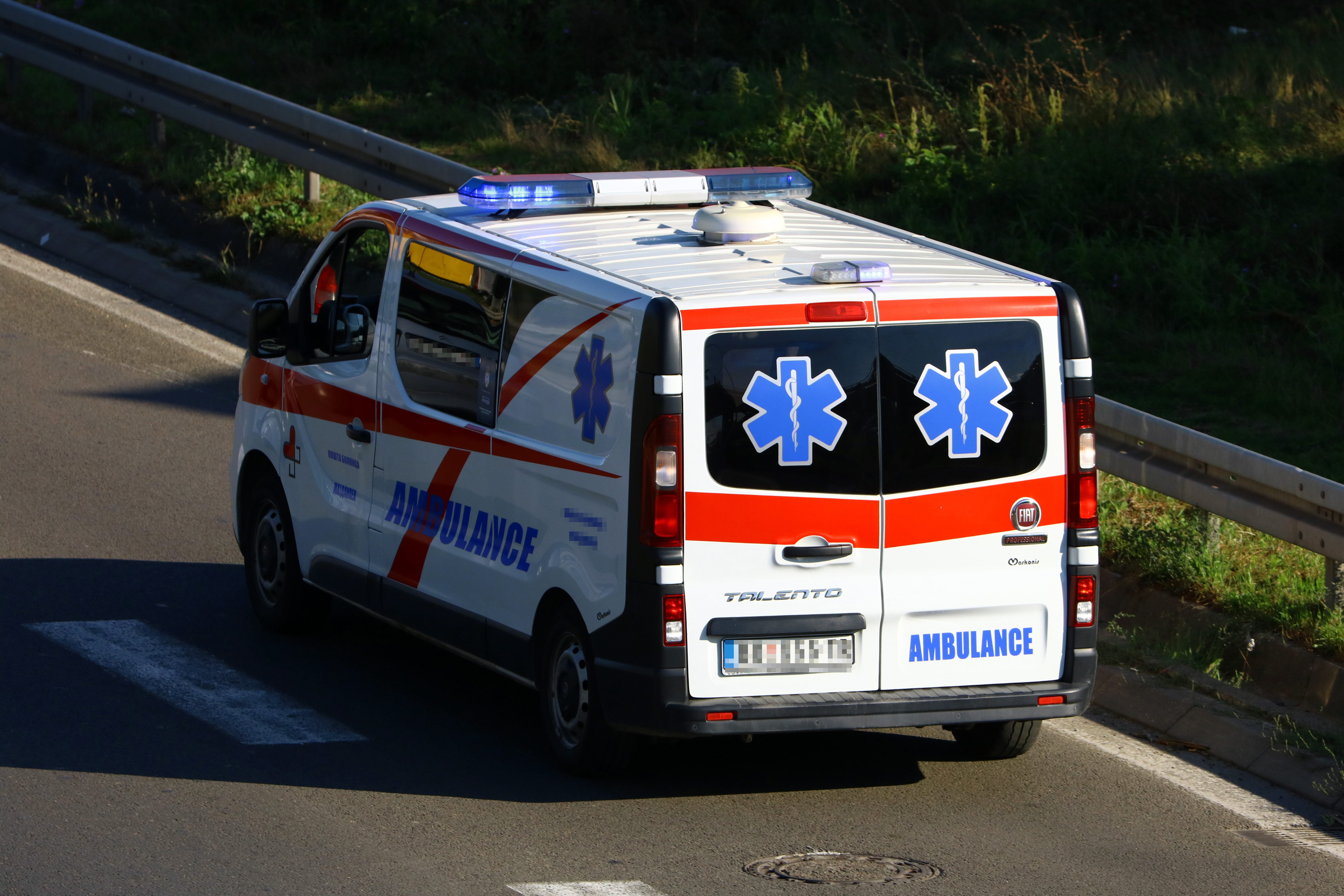 KRVAVI OBRAČUN NA STAROM GRADU: Komšije se sukobile nožem i šipkom, obojica teško povređena!