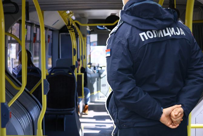 Autobus, policajac