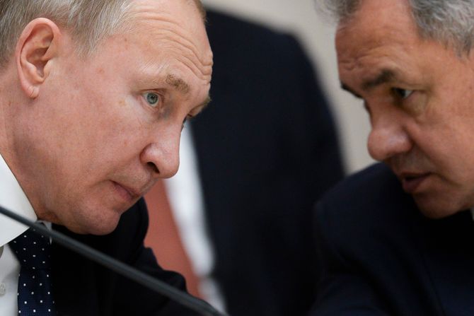 Vladimir Putin i Sergej Šojgu Vladimir Putin i Sergej Šojgu